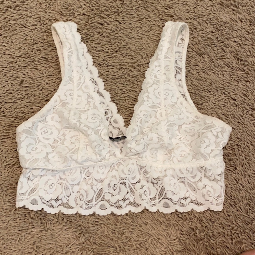 WHITE LACE BRALETTE